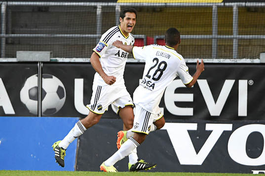 s Celso Borges (tv) jublar med Niclas Eliasson