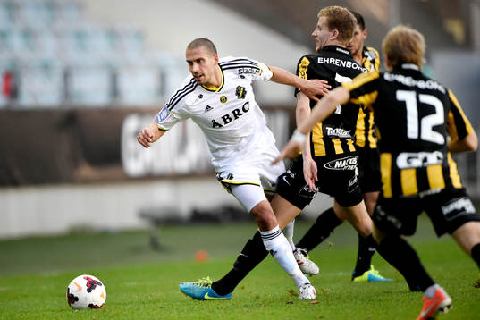 s Panajotis Dimitriadis fastnar på Häckens Simon Gustafson