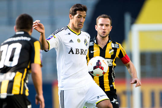 s Celso Borges går ifrån Häckens Martin Ericsson