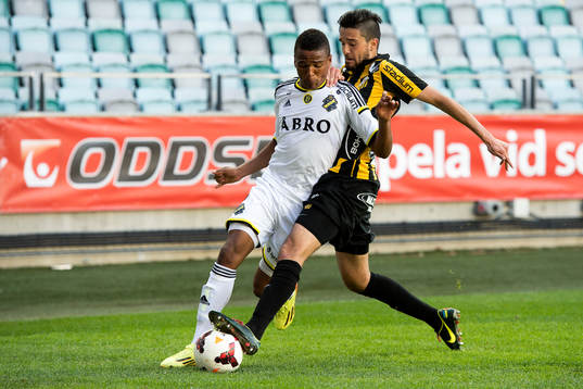 s Niclas Eliasson får en tryckare av Häckens Leonard Zuta