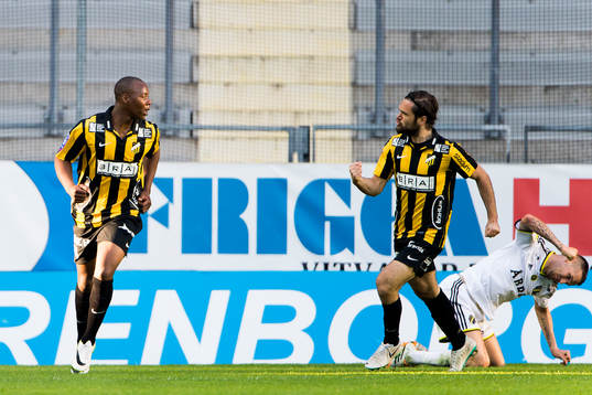 Häckens Carlos Strandberg jublar