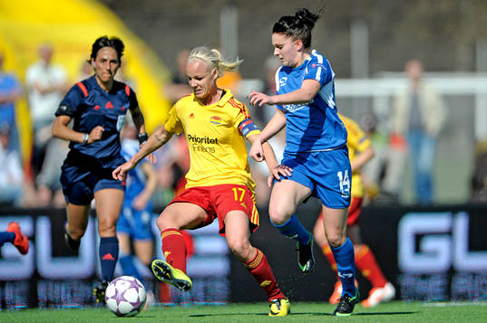 Tyresös Caroline Seger jagas av Birmingham Melissa Lawley