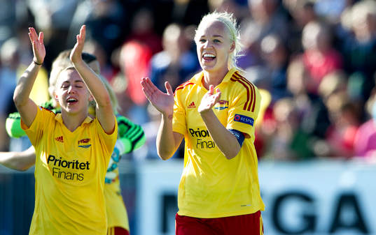 Tyresös Meghan Klingenberg och Caroline Seger  jublar