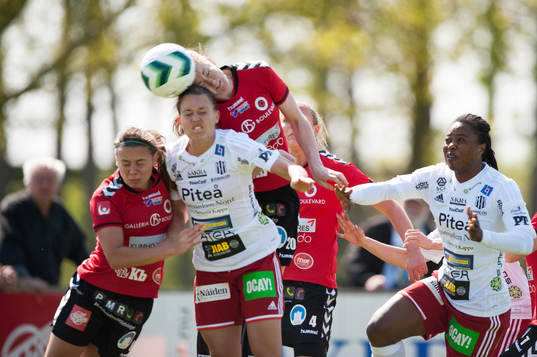 Piteås Emilia Appelqvisdt nickar sekunden innan  0-1 i