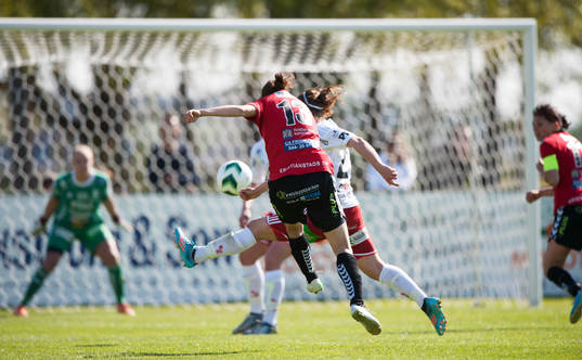 Kristianstads Johanna Rasmussen skjuter matchens sista