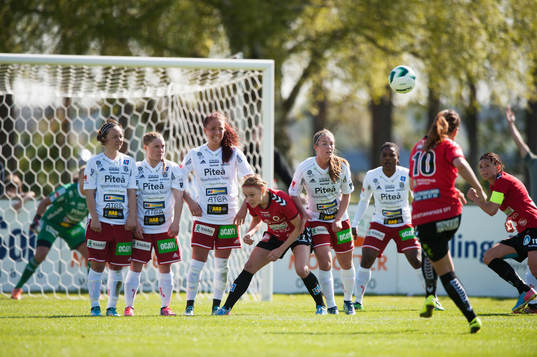 Kristianstads Johanna Rasmussen skjuter frispark i matchen