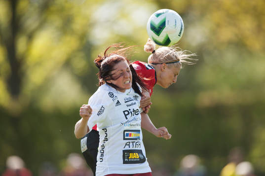 Piteås Clara Markstedt nickduellerar med Kristianstads