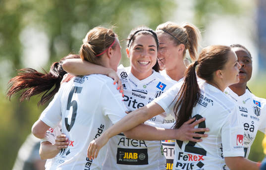 Piteås Elin Bergkvist har gjort 0-1 och Piteå jublar i
