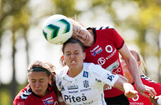 En Pite-tjej nickduellerar med Kristianstads Mia Carlsson i