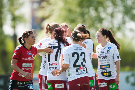Piteås Elin Bergkvist har gjort 0-1 och Piteå jublar i