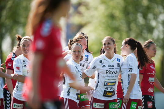 Piteås Elin Bergkvist har gjort 0-1 och Piteå jublar i