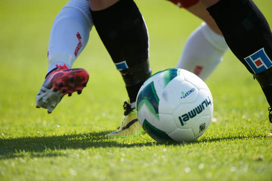 Fot, fötter, fotboll, gräs, fotbollsskor i matchen i