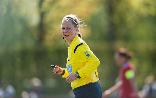 Domaren Camilla Eriksson i matchen i damallsvenskan mellan