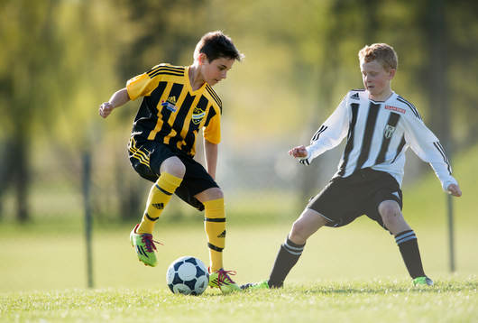 Hässleholms-spelare fintar  i matchen för pojkar födda