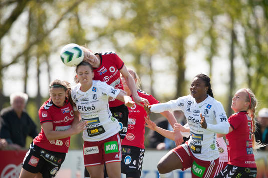 En Pite-tjej nickduellerar med Kristianstads Mia Carlsson i
