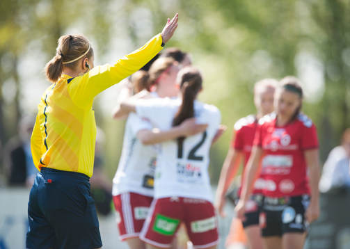 Domaren signalerar för mål sedan Piteås Elin Bergkvist