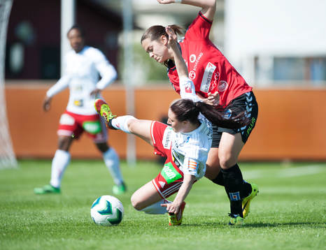 Kristianstads Marija Banusic bringar en Piteå-spelare på