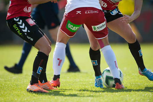 Kamp om bollen i matchen i damallsvenskan mellan