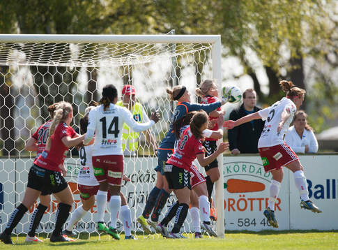 Klungspel vid hörna i matchen i damallsvenskan mellan