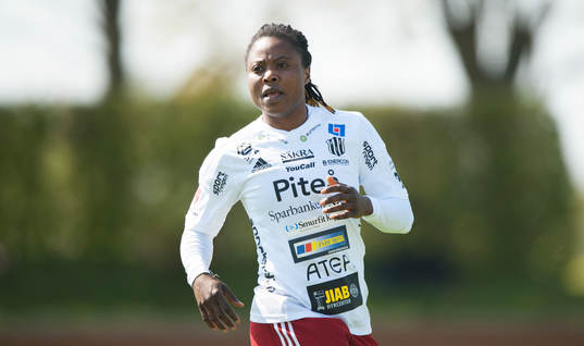 Piteås Faith Ikidi i matchen i damallsvenskan mellan