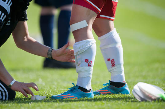 Omplåstring av knä i matchen i damallsvenskan mellan