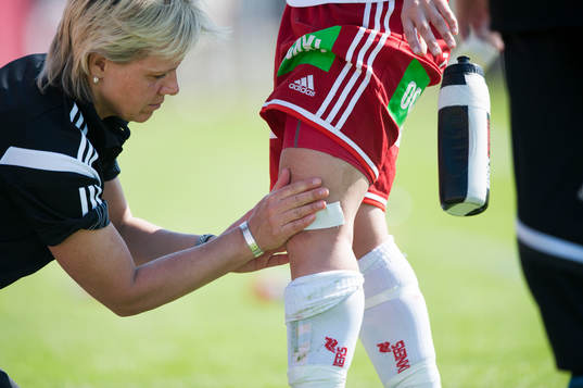 Omplåstring av knä vid skada i matchen i damallsvenskan