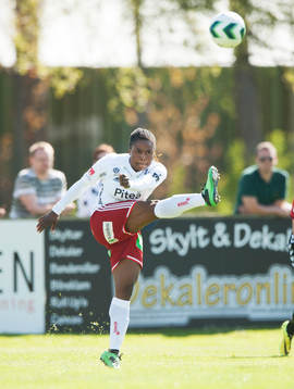Piteås Faith Ikidi i matchen i damallsvenskan mellan