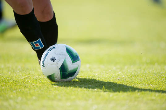 Fot och boll  i matchen i damallsvenskan mellan