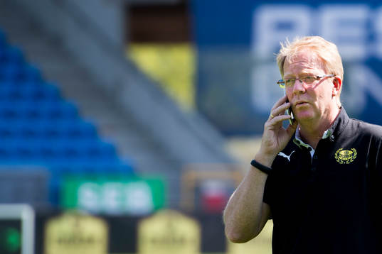 Mjällbys tränare Lars Jacobsson pratar i telefon