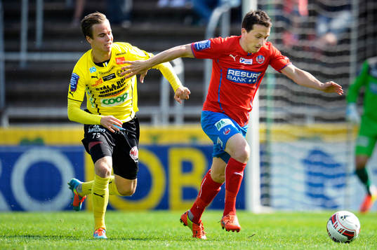Mjällbys Andreas Blomqvist jagar Helsingborgs Ardian Gashi