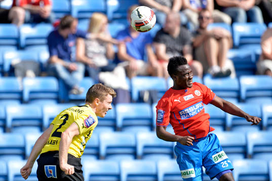 Mjällbys Viktor Agardius i nickduell med Helsingborgs