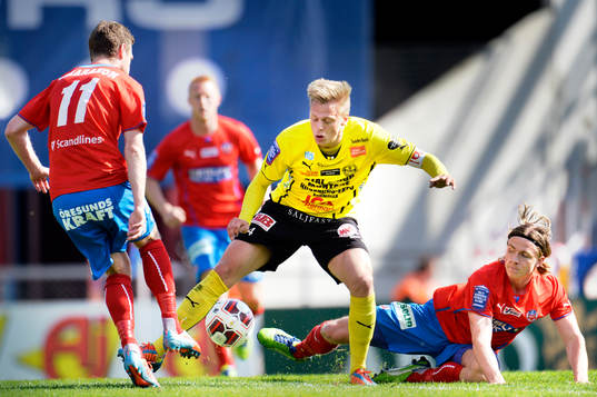 Helsingborgs Arnór Smárason och Carl Johansson jagar