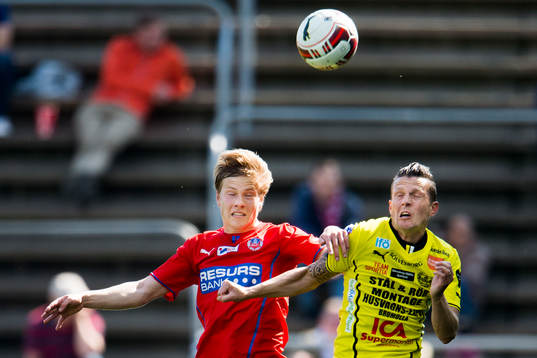 Helsingborgs Jere Uronen i nickduell med Mjällbys Kristian