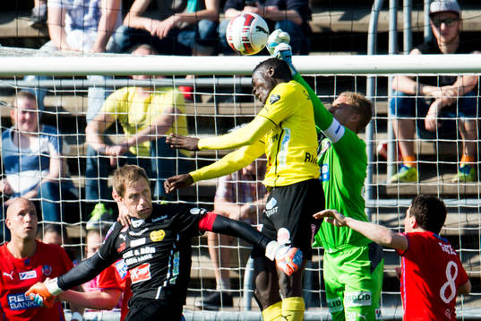 Helsingborgs målvatk Pär Hansson boxar ut bollen framför