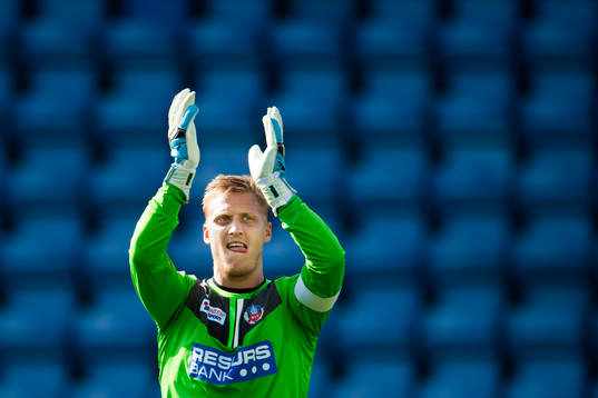 Helsingborgs målvatk Pär Hansson tackar publiken