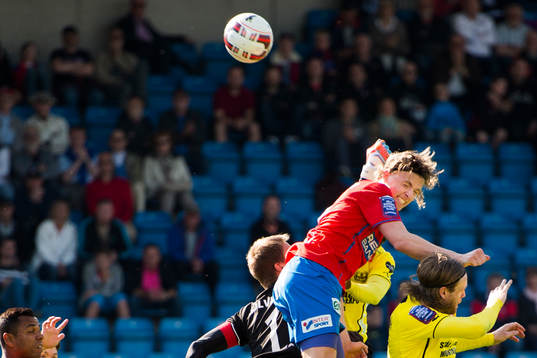 Helsingborgs Carl Johansson och Mjällbys målvakt Mattias