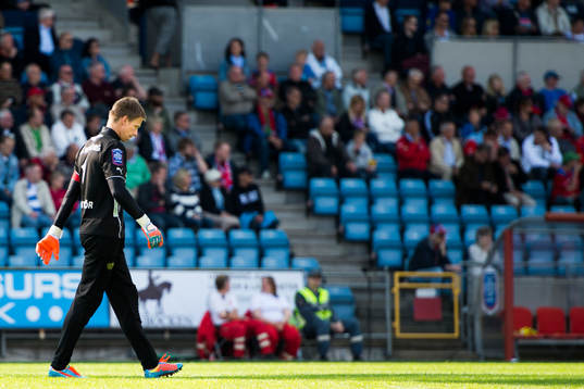 Mjällbys målvakt Mattias Asper deppar