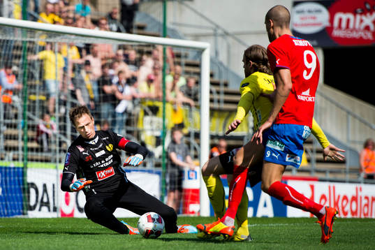 Mjällbys målvakt Mattias Asper plockar en boll framför