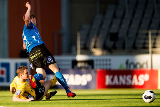 Elfsborgs Henning Hauger bryter boll av Halmstads Mikael