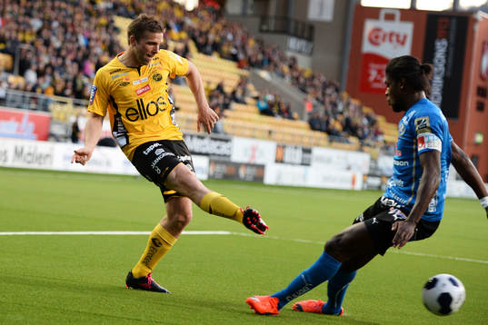 Elfsborgs Anders Svensson och Halmstads Joseph Baffo
