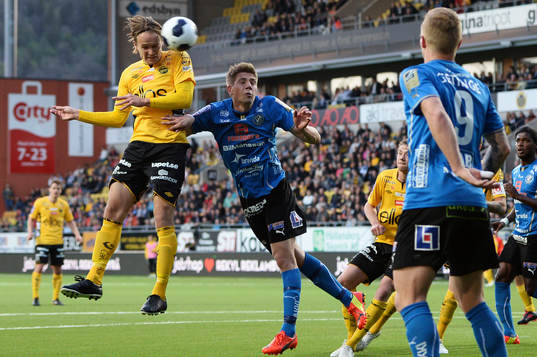 Elfsborgs Viktor Prodell och Halmstads Richard Magyar