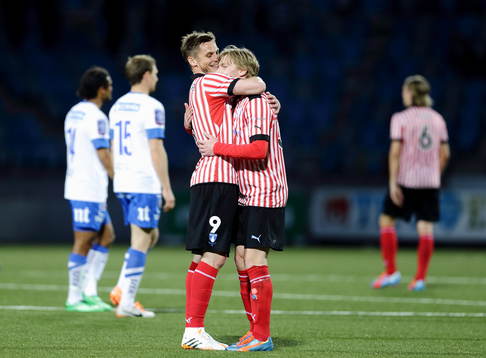 Malmös Markus Rosenberg och Malmös Emil Forsberg kramar