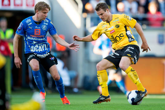 Elfsborgs Henning Hauger (med boll) och Halmstads Johan