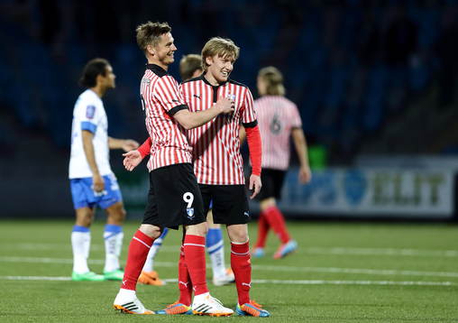 Malmös Markus Rosenberg och Malmös Emil Forsberg kramar