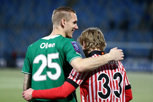 Malmös målvakt Robin Olsen och Emil Forsberg kramar om