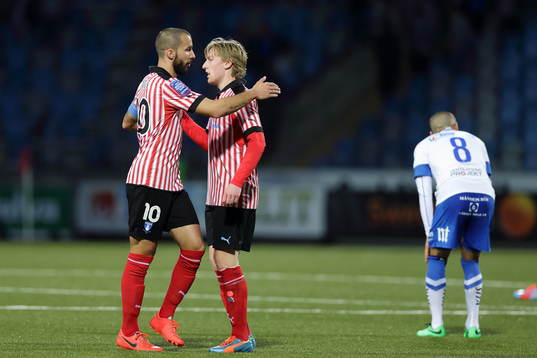 Malmös Guillermo Molins och Malmös Emil Forsberg kramar
