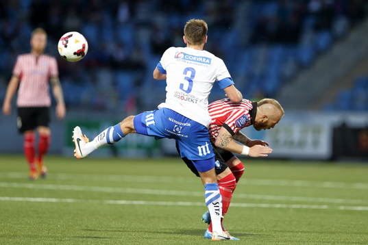 Norrköpings Morten Morisbak Skjönsberg trycker ner
