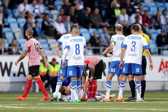Norrköpings Marcus Falk Olander ligger ner skadad