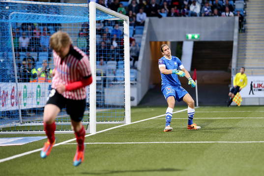 Norrköpings målvakt David Mitov Nilsson vacklar i steget