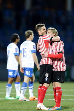 Malmös Markus Rosenberg och Malmös Emil Forsberg kramar